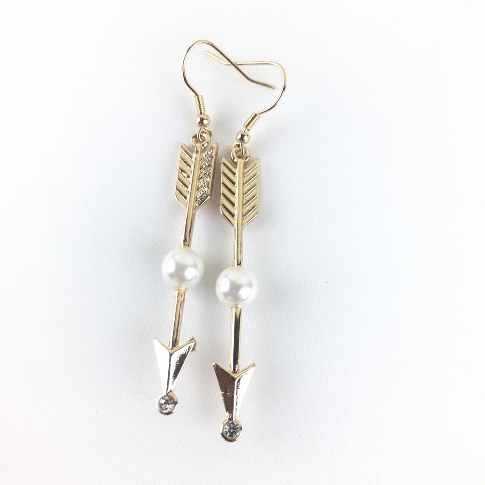 Gold and Pearl arrow Earrings ⭐️